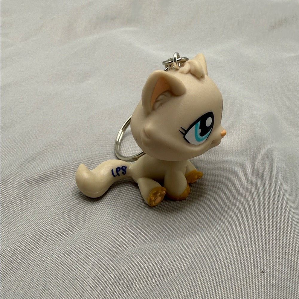 Side of cat keychain showing tail that says LPS