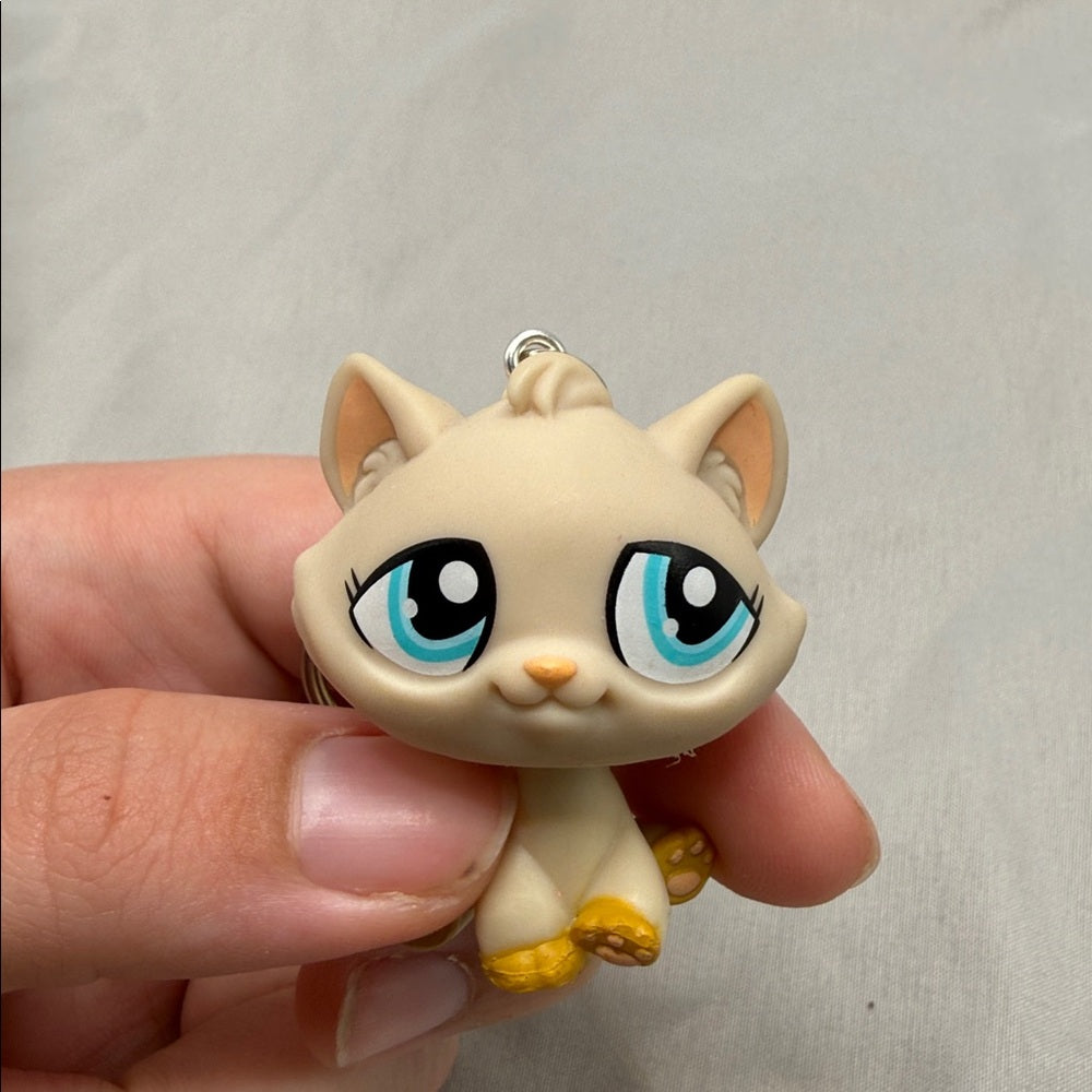 close up on cat keychain face with blue eyes 